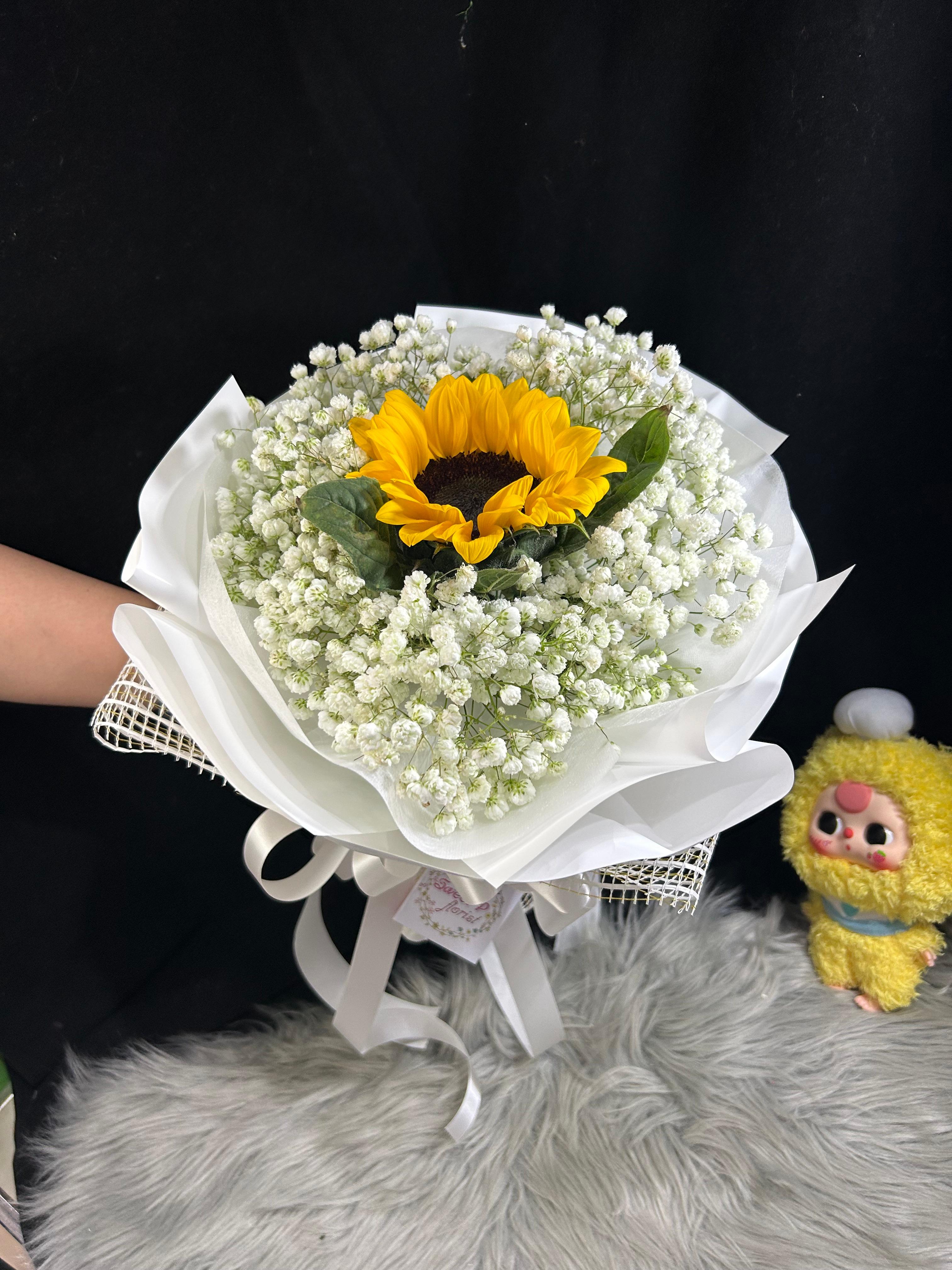 ช่อดอกไม้ ดอกทานตะวัน 1, ดอกยิปโซ 15 470 บาท ดอกไม้สด กระดาษสีขาว โบว์สีขาว