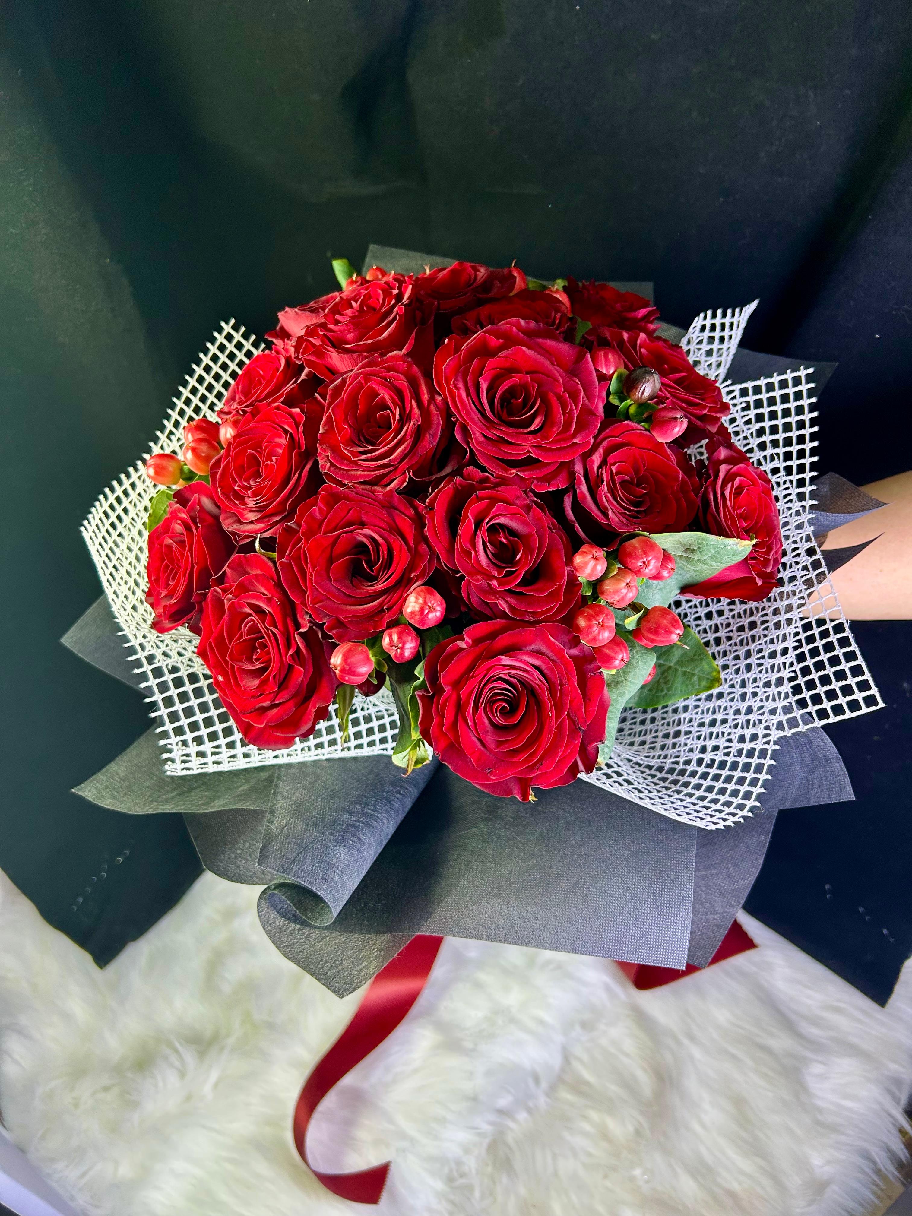 ช่อดอกไม้ ดอกกุหลาบแดง 17, ดอกมิกกี้เมาส์ 6 1,840 บาท ดอกไม้สด กระดาษสีดำ โบว์สีแดง